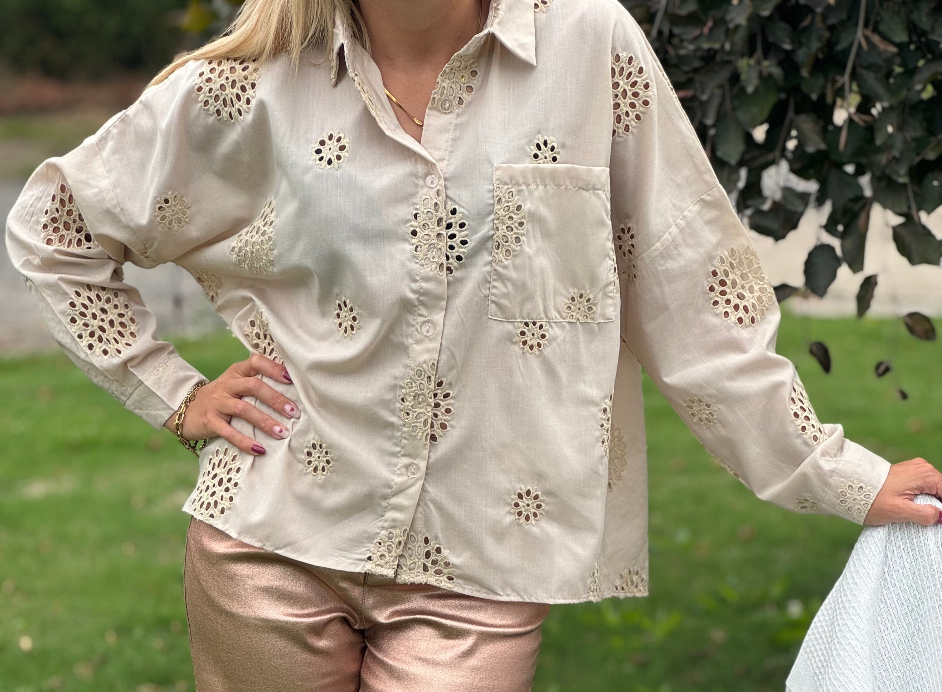 Beige hemdje bloemen 