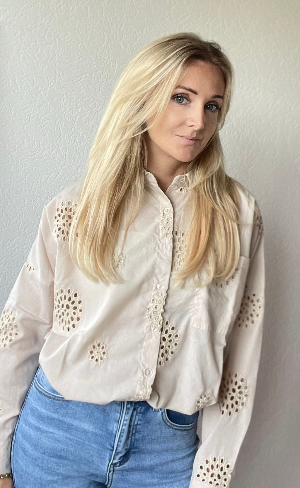 Beige hemdje broderie stijl