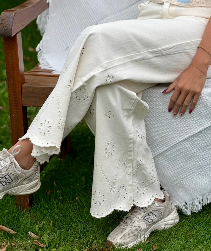 Wide Leg Broek met Broderie Details – Beige