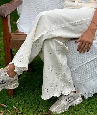 Wide Leg Broek met Broderie Details – Beige