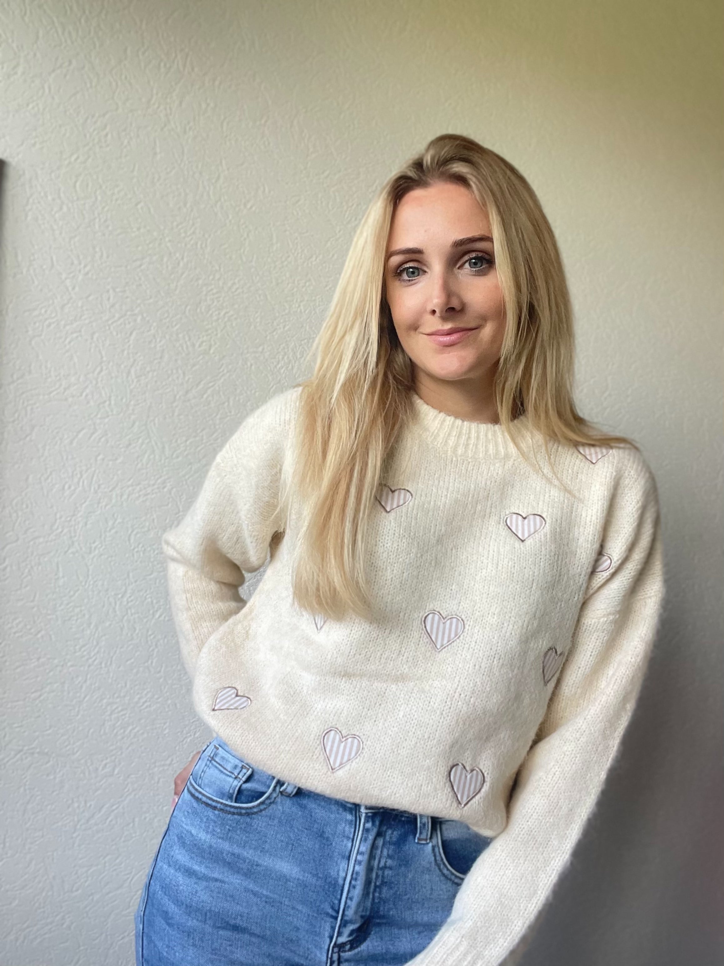 beige trui met hartjespatroon