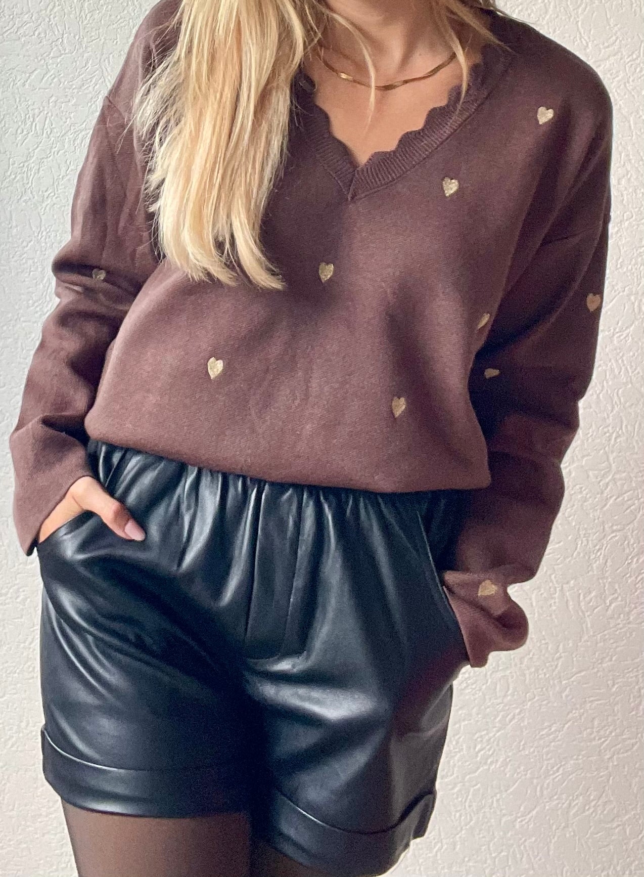 bruine hartjes tuniek - sweater V hals - leren short 
