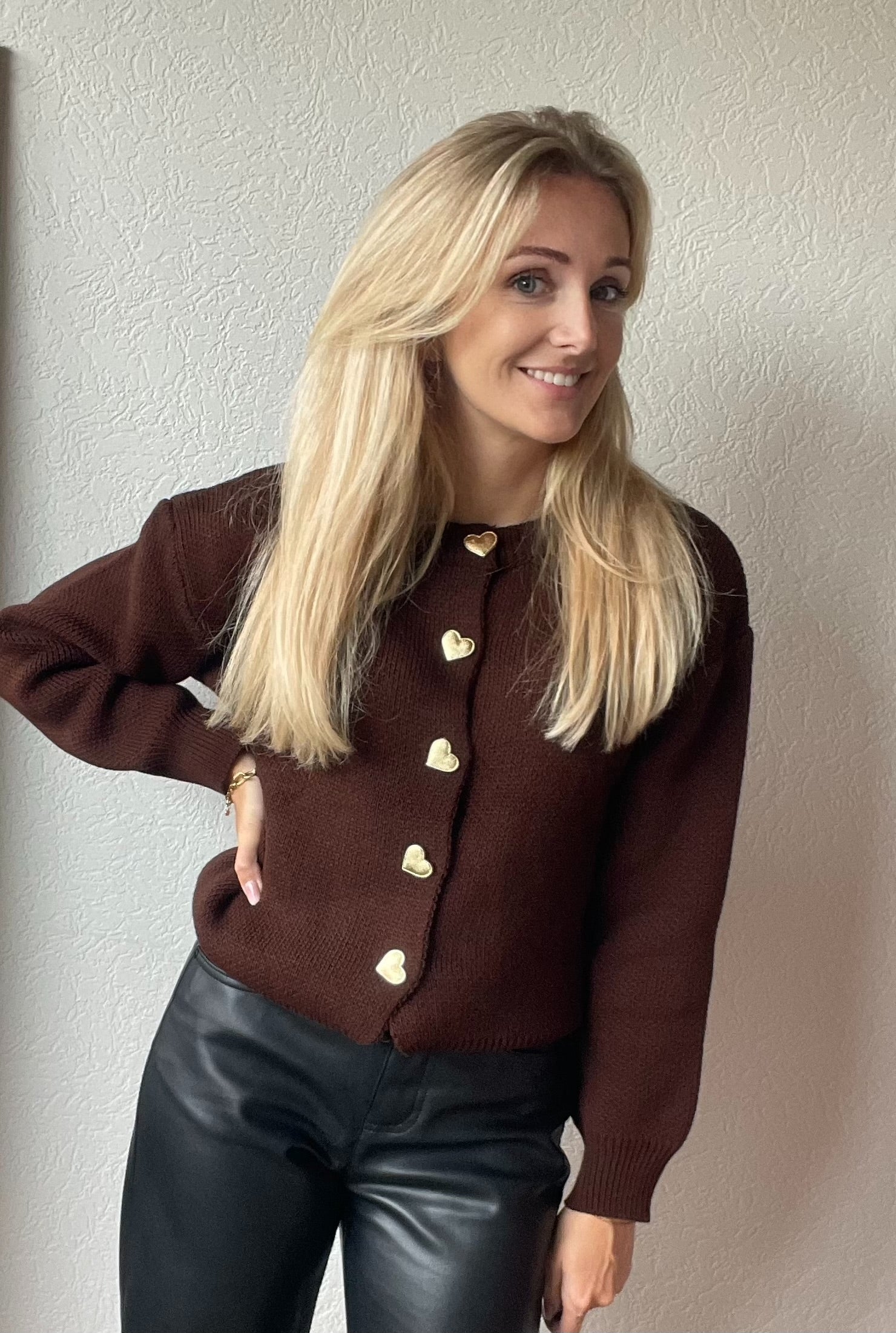 bruine sweater hartjes knopen