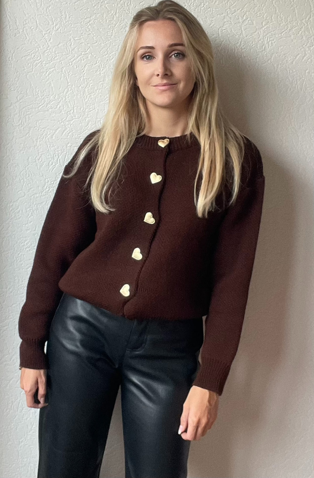 bruine sweater met gouden hartjes knopen
