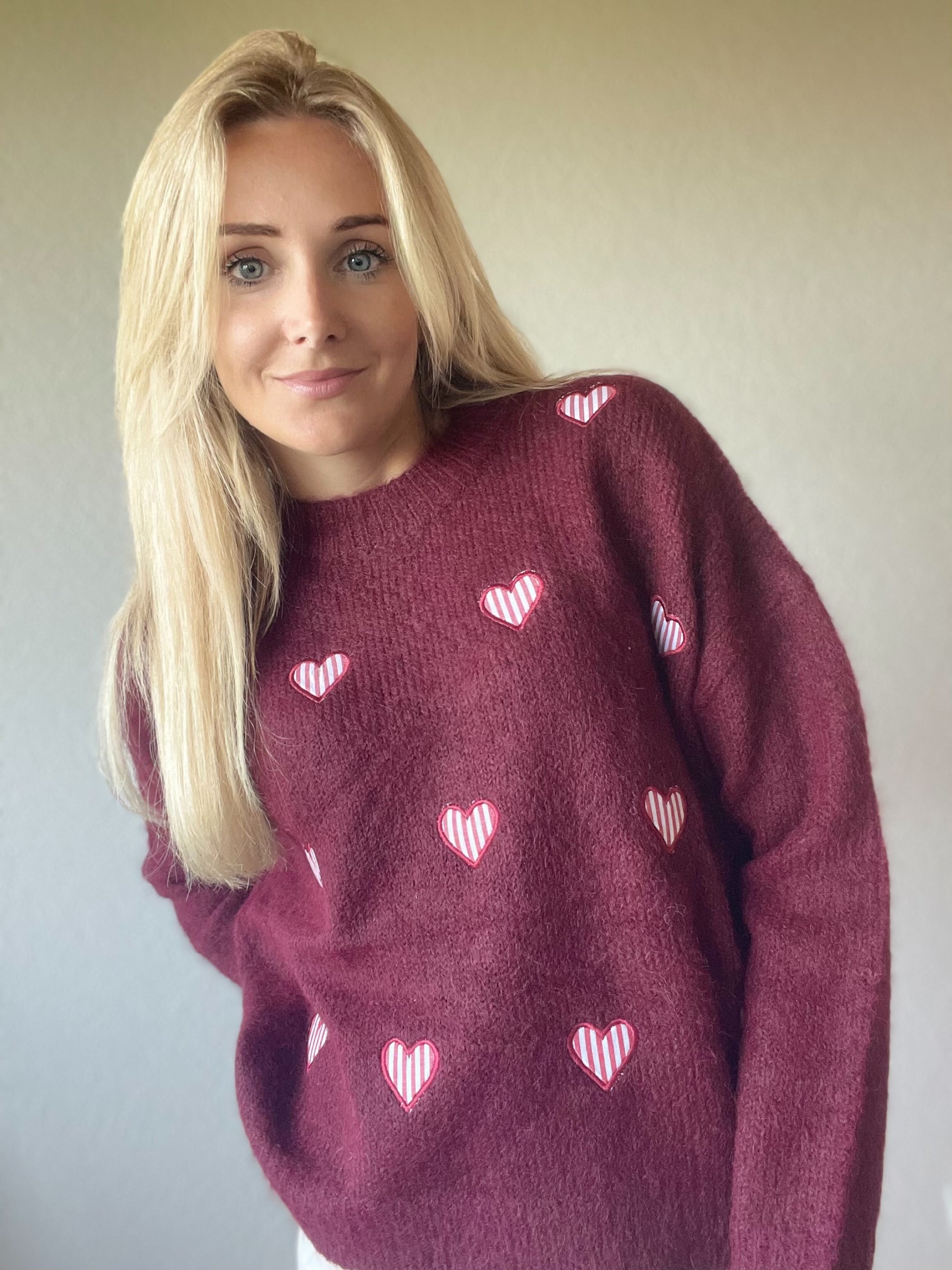 burgundy sweater met hartjes patroon